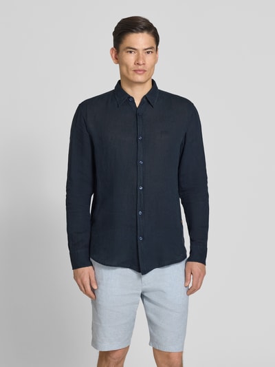 Männermodel trägt Regular Fit Freizeithemd aus reinem Leinen Modell 'RELEGANT' von BOSS Orange, unifarben dunkelblau, Ganzkörperansicht von vorne.
