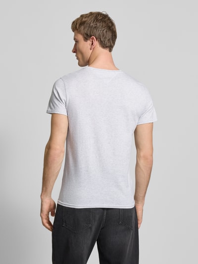 Männermodel trägt Regular Fit T-Shirt aus reiner Baumwolle von Tommy Jeans, Optik: Unifarben, Ganzkörperansicht Rückansicht.