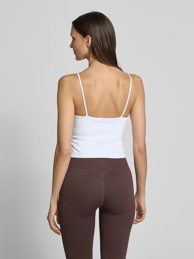 Frauenmodel trägt Top mit Stretch-Anteil und Shaping-Effekt von aim'n, weiß, eng anliegend, Spaghettiträger, Ganzkörperansicht Rückansicht.