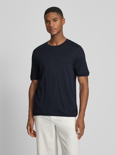 Männermodel trägt Regular Fit T-Shirt mit Rundhalsausschnitt Modell 'Badi' von CINQUE aus Reine Baumwolle, elastische Ärmelabschlüsse, Herren T-Shirt, Rückenlänge 68 cm, Ganzkörperansicht von vorne.