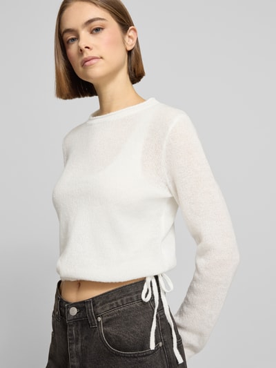 Modelka kobieca nosi biały Rundhals Pullover mit Tunnelzug od Review o luźnym kroju, z ściągaczem, widok na górną część ciała z przodu.