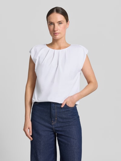 Frauenmodel trägt T-Shirt mit Rundhalsausschnitt und Drapierungen von Zero, weiß, Regular-Fit, Kappärmel, Rückenlänge 48 cm, Ganzkörperansicht von vorne.