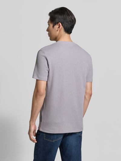 Männermodel trägt Regular Fit T-Shirt aus Baumwoll-Mix von Tom Tailor Denim in Optik: Unifarben, Piqué, Ganzkörperansicht Rückansicht.