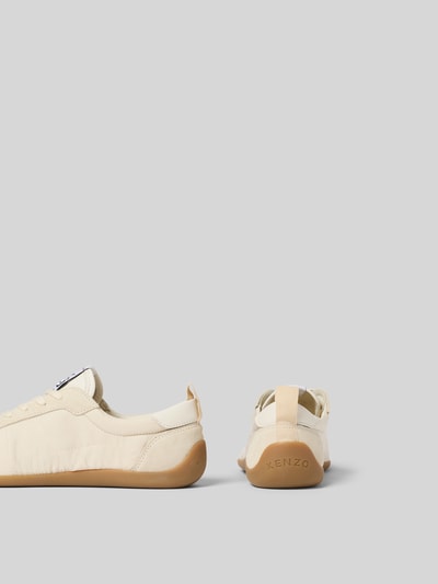 Produktfoto, Sneaker mit Ziernähten von Kenzo aus cremefarbenem Satin und abgerundeter Form, Schnürverschluss, strukturierte Sohle