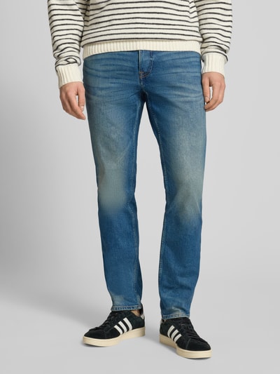 Männermodel trägt Jeans mit 5-Pocket-Design von Calvin Klein Jeans in Blau, Slim Fit, Baumwoll-Elasthan-Mix, Ganzkörperansicht von vorne.