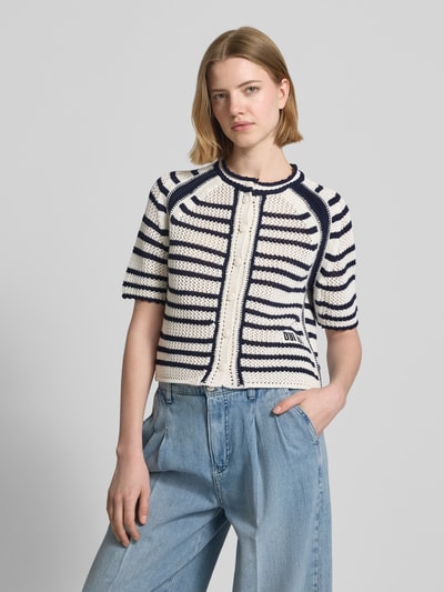 Frauenmodel trägt Strickjacke aus Baumwolle mit 1/2-Arm von Oui in Blau-Weiß, Regular Fit, Rundhalsausschnitt, Ganzkörperansicht von vorne.