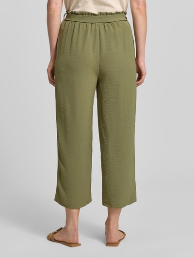 Frauenmodel trägt Culotte mit Bindegürtel Modell 'JOSA' von Vila in Olivgrün, Loose-Fit, elastischer Bund, Seitliche Eingrifftaschen, Ganzkörperansicht Rückansicht. Bundweite 35 cm, Innenbeinlänge 91 cm bei Größe 36. Strukturierte Textur.