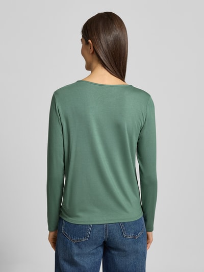 Vrouwenmodel draagt Relaxed Fit Longsleeve uit elastische viscosemix met boothals van Fynch-Hatton, groentint, rugaanzicht, lange mouwen.