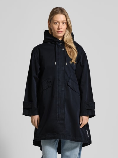Frauenmodel trägt Regular Fit Parka aus reiner Baumwolle von Marc O'Polo in Optik: Unifarben mit Kapuze und Klappentaschen, Ganzkörperansicht von vorne.