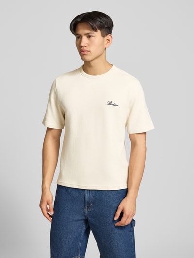 Männermodel trägt T-Shirt mit Label-Stitching von REVIEW, Baumwoll-Mix, Gerader-Schnitt, Rundhalsausschnitt, Waffelstruktur, Ganzkörperansicht von vorne.