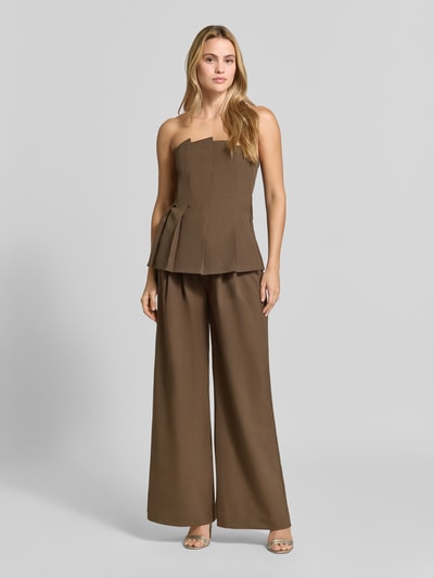 Vrouwenmodel draagt Wide Fit broek met viscose van Gestuz, Model 'Stacy', elastische materiaalmix, bandplooien, knoop- en ritssluiting, bandwijdte maat 36 38 cm, binnenbeenlengte maat 36 81 cm, effen bruintint, gladde structuur, wide fit, Ganzkörperansicht von vorne