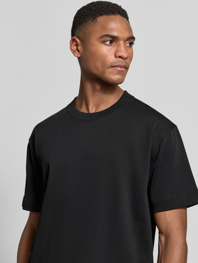 Männermodel trägt Relaxed Fit T-Shirt aus reiner Baumwolle von Marc O’Polo in Schwarz, Rundhals, kurzarm, unifarben, Nahaufnahme Oberkörper