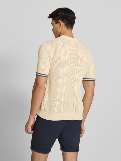 Männermodel trägt Slim Fit Poloshirt mit Strukturmuster und Knopfleiste von Superdry aus Reine Baumwolle in Creme, Rückenlänge 61 cm, Ganzkörperansicht Rückansicht.