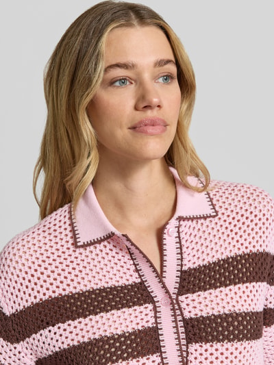 Kobiece modelka nosi Cardigan mit Polokragen und 1/2-Arm von Jake*s Casual, bawełna, krój prosty, różowe i brązowe pasy, zbliżenie na górę ciała