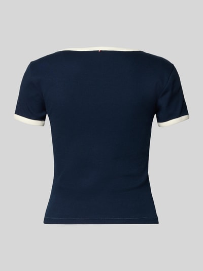 Vrouwenmodel draagt Slim Fit T-Shirt aus Baumwoll-Mix van TOMMY HILFIGER in effen donkerblauw met witte boorden, fijnrib, rugaanzicht.