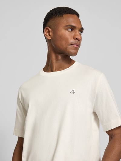 Männermodel trägt Regular Fit T-Shirt aus reiner Baumwolle von Marc O'Polo, unifarben, Logo-Stitching, Nahaufnahme Oberkörper.
