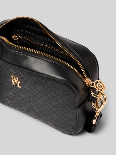Tommy Hilfiger Kameratasche mit großflächiger Logo-Prägung Black 5