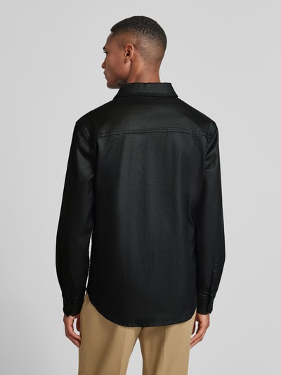 Männermodel trägt Regular Fit Hemdjacke mit Brusttaschen Modell 'THEO' von Guess in Schwarz, matte Textur, Rückansicht, Ganzkörperansicht. Baumwoll-Mix mit Viskose-Anteil, Kentkragen, Knopfleiste, Rückenlänge bei Größe M 73 cm.