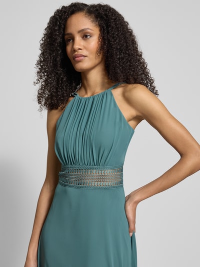 Frauenmodel trägt Abendkleid mit Raffungen von Jake*s Cocktail, taillierter Schnitt, Spaghettiträger, blickdichtes Unterkleid, Nahaufnahme Oberkörper.