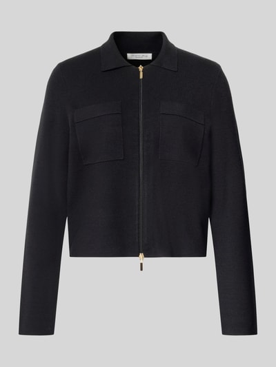 Produktfoto, Regular Fit Strickjacke aus reiner wiskoza od Christian Berg Woman, luźny krój, wykładany kołnierz, zamek błyskawiczny dwustronny, nakładane kieszenie na piersi, kolor czarny, gładka tekstura, długość tyłu 53 cm, długość rękawów 61 cm, rozmiar S