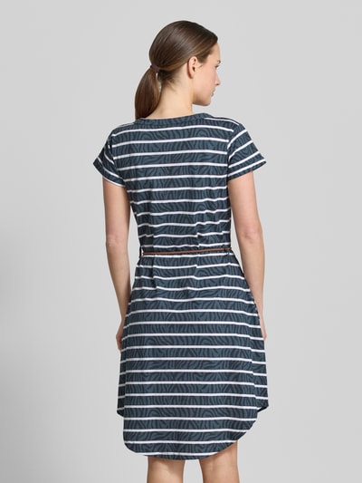 Frauenmodel trägt knielanges T-Shirt-Kleid mit Bindegürtel von G.I.G.A. DX, reine Baumwolle, gerader Schnitt, Ganzkörperansicht Rückansicht.