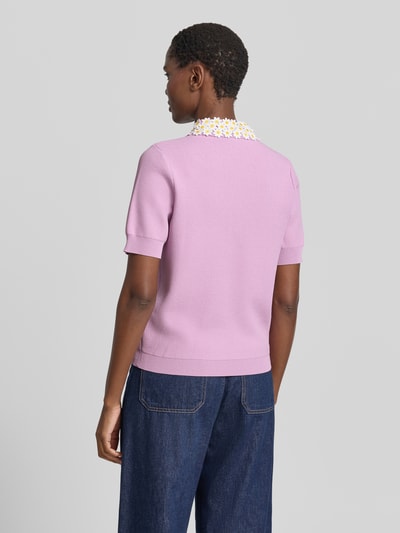 Frauenmodel trägt Regular Fit Poloshirt aus Viskose-Mix Modell 'JAMBER' von Essentiel Antwerp in Flieder mit gemustertem Kragen, Ganzkörperansicht Rückansicht, Damen Poloshirt von Essentiel Antwerp.