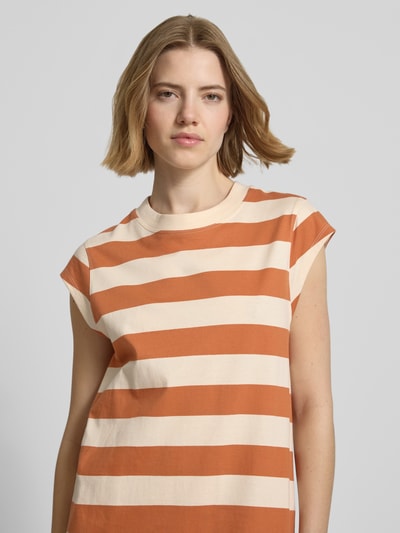 Frauenmodel trägt Fließendes Freizeitkleid aus reiner Baumwolle von Pepe Jeans, Optik:Allover-Muster, Passform fließend, Midi-Länge, Rundhals, Kappärmel, gerader Saum, Materialverarbeitung: Jersey, Nahaufnahme Oberkörper.