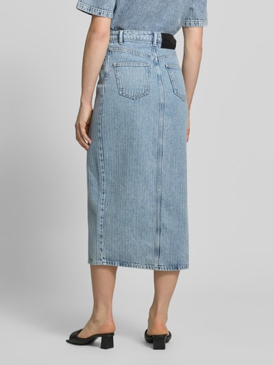 Frauenmodel trägt Figurbetonter Jeansrock aus reiner Baumwolle Modell 'GATJE' von HUGO in Denim/strukturiert mit Strukturmuster, Regular-Fit, Maxi-Länge, 5-Pocket-Design und Label-Patch, Ganzkörperansicht Rückansicht.