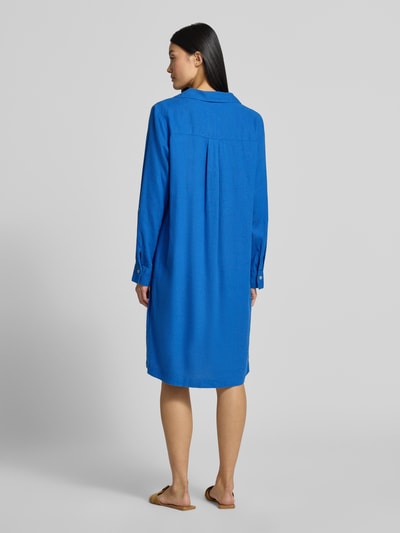 Frauenmodel trägt Figurumschspielendes Freizeitkleid aus Leinen-Viskose-Mix von s.Oliver RED LABEL in Unifarben Blau, Flammgarn-Textur, Midi-Länge, Rückansicht Ganzkörperansicht.