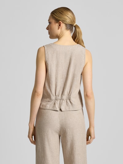 Frauenmodel trägt Weste aus Leinen-Mix mit V-Ausschnitt Modell 'lavasi' von FREE/QUENT, beige Farbe, leicht strukturierte Textur, Ganzkörperansicht Rückansicht. Damen Weste Regular Fit, Viskose-Anteil, Rückenlänge 48 cm, Schulterbreite 33 cm, Brustweite 48 cm.