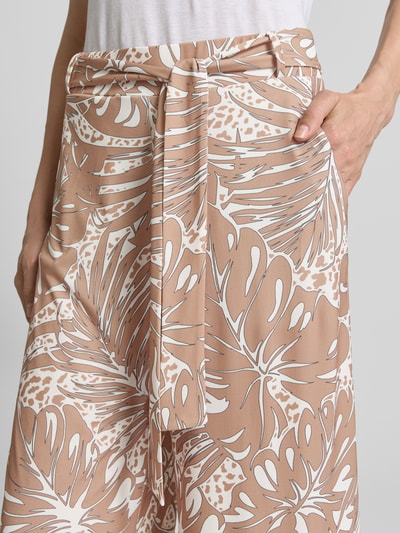 Kobieta modelka nosi Stoffhose mit Bindegürtel od More & More, materiał z domieszką stretchu, relaxed fit, beżowy wzór allover, szerokość w rozmiarze 36: 38 cm, długość nogawki wewnętrznej: 64 cm, z paskiem, zbliżenie na górną część ciała