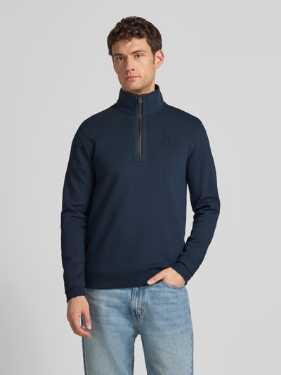 Mannenmodel draagt donkerblauwe Sweatshirt met Stehkragen und Reißverschluss van PME Legend, katoen-elastaan, Regular Fit, label-stiksel, voorkant bovenlichaam close-up.