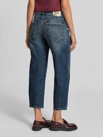 Kobiece modelka nosi Barrel Jeans aus Baumwoll-Mix Modell 'ELIN' von CAMBIO w kolorze ciemnoniebieskim z widoczną fakturą denimu, widok całej sylwetki z tyłu, damskie jeansy Barrel Jeans von CAMBIO.