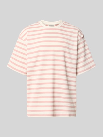 Produktfoto, Oversized T-Shirt mit Rundhalsausschnitt Modell 'Gael' von Redefined Rebel, Herren T-Shirt mit rosa-weißen Streifen, Elastischer-Material-Mix, Oversized-Fit, Rückenlänge 75 cm in Größe M