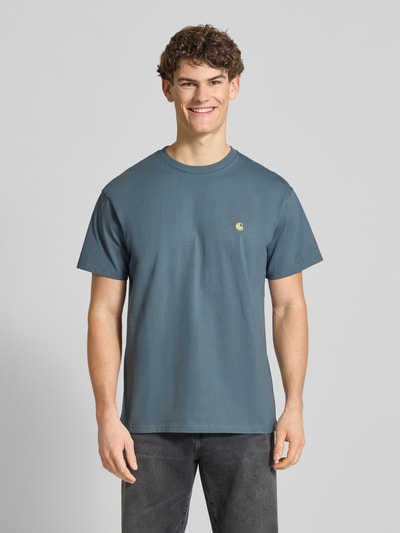 Männermodel trägt Regular Fit T-Shirt mit Logo-Stitching Modell 'Chase' von Carhartt Work In Progress, Reine Baumwolle, Rundhalsausschnitt, Herren T-Shirt, Regular-Fit, Blau, Ganzkörperansicht von vorne, Rückenlänge bei Größe M: 72 cm.