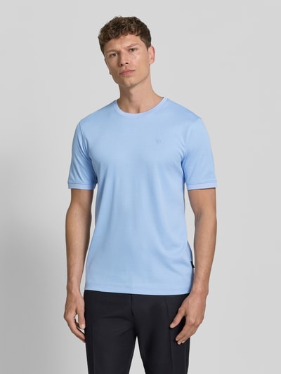 Männermodel trägt T-Shirt mit Rundhalsausschnitt von bugatti in Hellblau, Regular Fit, Baumwoll-Mix, Label-Detail, Ganzkörperansicht von vorne.
