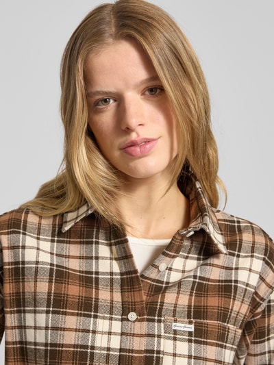 Guess Jeans Bluzka koszulowa o kroju regular fit z naszywką z logo model ‘Boxy’ Camel 3