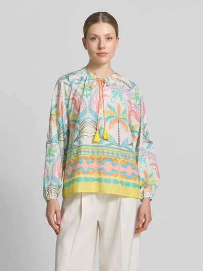 Frauenmodel trägt Relaxed Fit Bluse mit Schlüssellochausschnitt von Emily Van den Bergh aus Reine Baumwolle mit Floraler-Print und Allover-Print in sanften Pastellfarben, Langarm Design, Rückenlänge 65 cm, Ärmellänge 60 cm, Ganzkörperansicht von vorne.