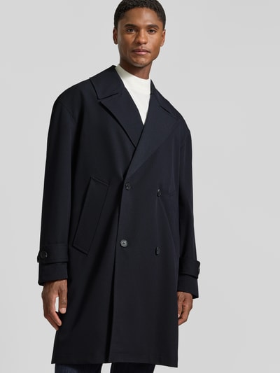 Männermodel trägt Trenchcoat mit doppelreihiger Knopfleiste von Antony Morato in Dunkelblau, glatte Struktur, Nahaufnahme Oberkörper. Material-Mix mit Viskose-Anteil, Straight Fit, Reverskragen, seitliche Eingrifftaschen, Ärmelriegel mit Knopf, Rückenlänge 100 cm, Schulterbreite 48 cm, Brustweite 57 cm, Ärmellänge 59 cm.