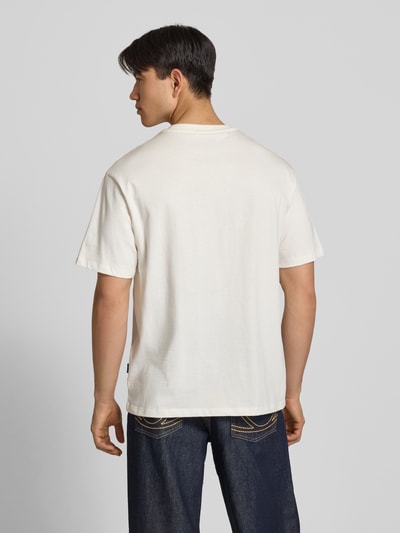 Męski model nosi Oversized T-Shirt Modell 'FISHER' od Blend, czysta bawełna, biały, prosty krój, widok całej sylwetki z tyłu