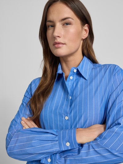 Kobieta modelka nosi Regular Fit Hemdbluse aus reiner Baumwolle Modell 'Adison' od Samsøe Samsøe, niebieska w białe paski, zbliżenie na górną część ciała, bawełna, kołnierzyk koszulowy, długi rękaw, wydłużony tył, widok z przodu.
