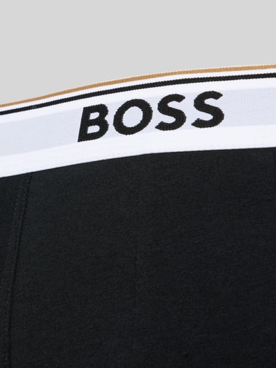 Männermodel trägt Trunks aus Baumwoll-Mix im 3er-Pack Modell 'TRUNK 3P POWER' von BOSS, Optik: Unifarben, Label-Schriftzug, Nahaufnahme Oberkörper.