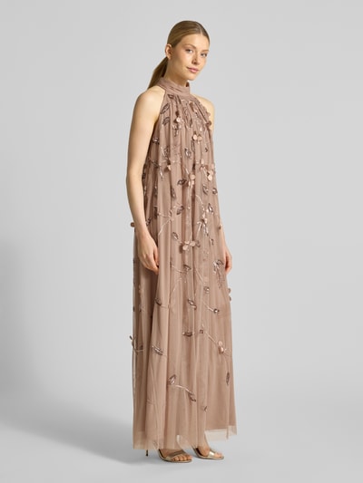 Frauenmodel trägt Relaxed Fit Maxikleid mit floralem Allover-Pailettenbesatz von Adrianna Papell in Beige, Mesh, Stehkragen, Ganzkörperansicht von vorne.
