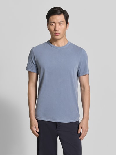 Männermodel trägt Regular Fit T-Shirt mit Rundhalsausschnitt Modell 'Devon' van American Vintage, katoen, blauw, vooraanzicht, heren t-shirt, ruglengte maat M 71 cm, nahaufnahme oberkörper