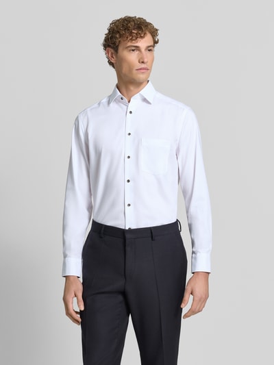 Männermodel trägt weißes Modern Fit Businesshemd aus reiner Baumwolle von OLYMP, glatte Struktur, schwarze Knöpfe, Ganzkörperansicht von vorne, Herren Businesshemd von OLYMP