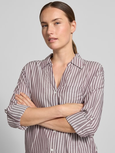Kobieta nosi Regular Fit Langarmbluse aus reiner Viskose od s.Oliver RED LABEL, szaro-białe paski, gładka tekstura, zbliżenie na górną część ciała.