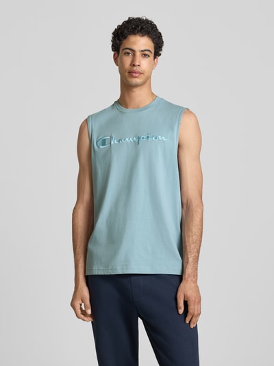 Männermodel trägt Top mit Label-Stitching und Rundhalsausschnitt von CHAMPION, Reine Baumwolle, Regular-Fit, blaue Farbe, Ganzkörperansicht von vorne. Rückenlänge bei Größe M: 71 cm.