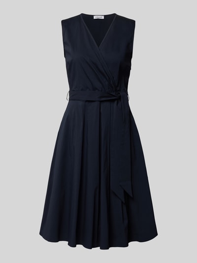 Produktfoto, Kleid mit V-Ausschnitt in Wickel-Optik von More & More, dunkelblau, Baumwoll-Mix, Tailliert, Ärmelloses-Design, abnehmbares Taillenband