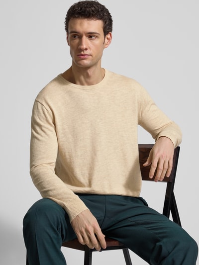 Männermodel trägt Longsleeve mit Leinen-Anteil von Gant in Creme, gerader Schnitt, Rundhalsausschnitt, Nahaufnahme Oberkörper. Baumwoll-Leinen-Mix, gerippte Abschlüsse.