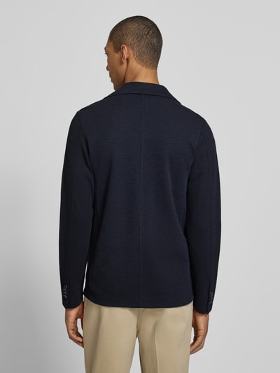 Męski model nosi Slim Fit Sakko mit Reverskragen Modell 'Lentini' von CINQUE, bawełniany miks, granatowy, widok całej sylwetki z tyłu.